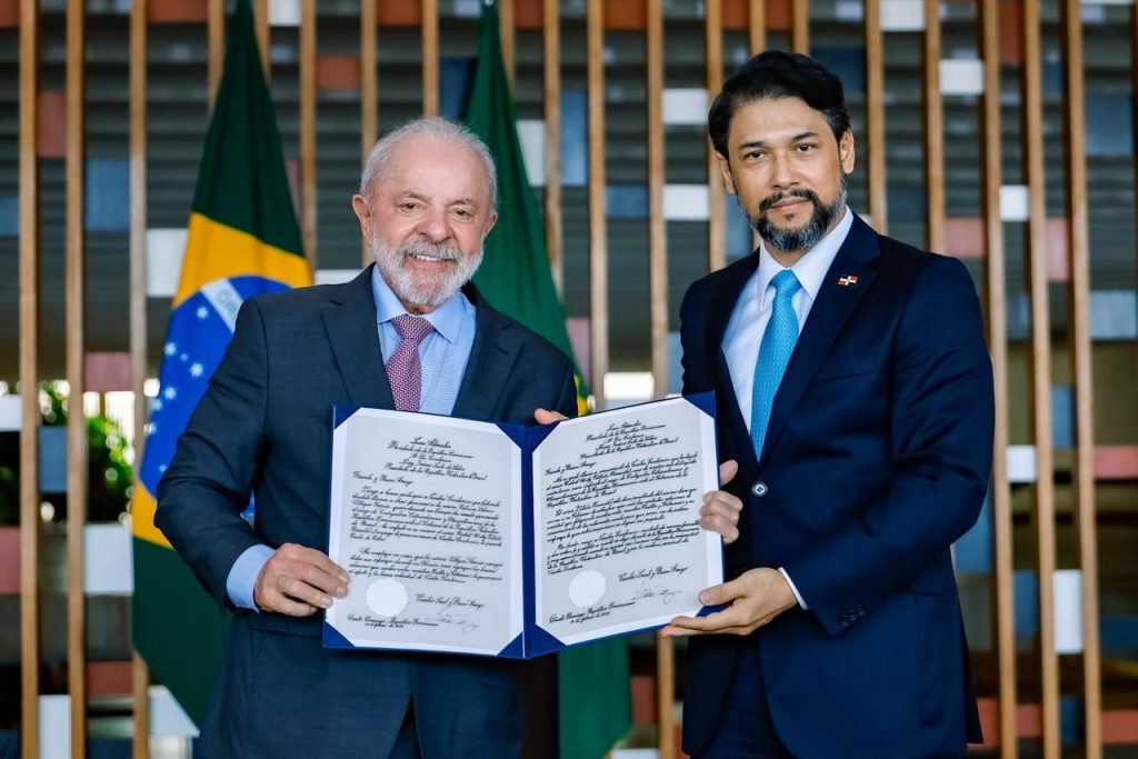 Embajador S.E. Robert Takata junto al Excelentisimo Sr. Presidente Luiz Inácio Lula da Silva.