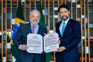 Embajador S.E. Robert Takata junto al Excelentisimo Sr. Presidente Luiz Inácio Lula da Silva.